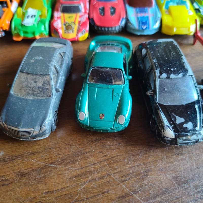 Massive lot of (mostly) Hot Wheels cars.