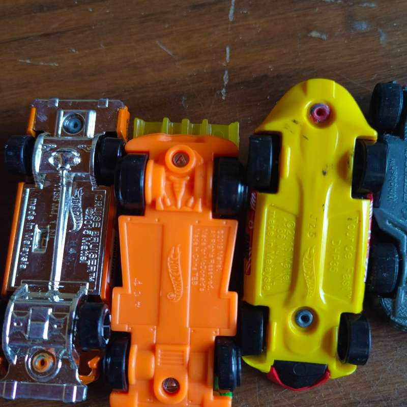 Massive lot of (mostly) Hot Wheels cars.