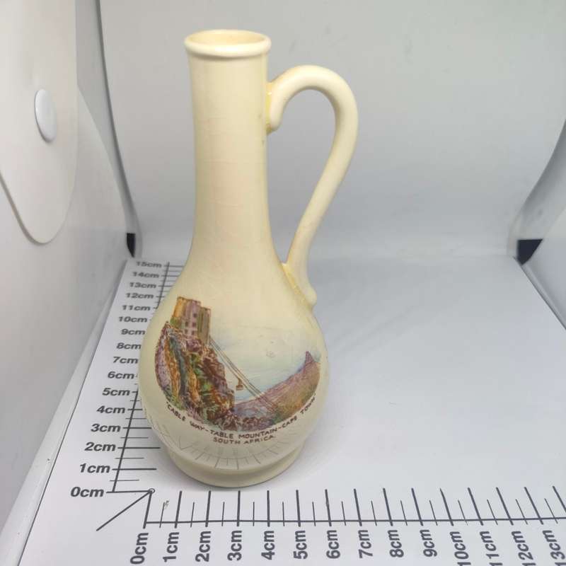 A beautiful Crown Devon Fielding's souvenir vase