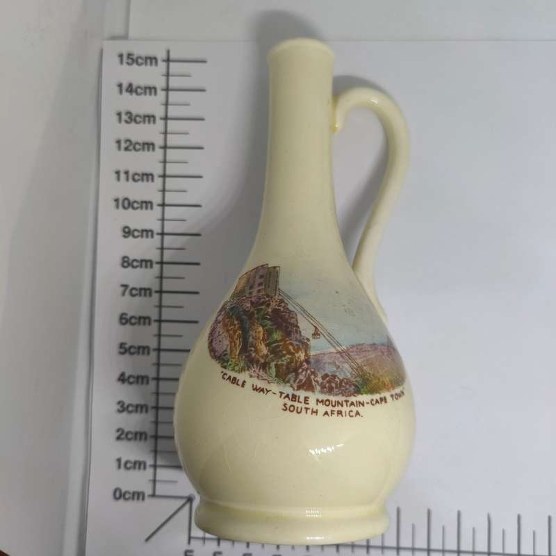 A beautiful Crown Devon Fielding's souvenir vase
