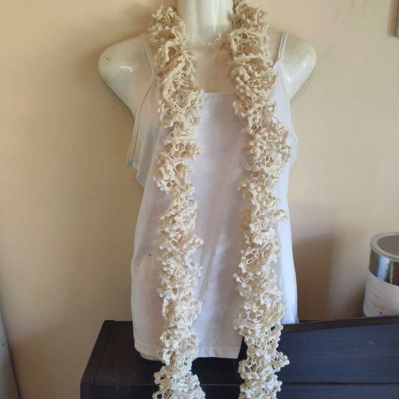 A gorgeous ruffle pompom scarf - cream