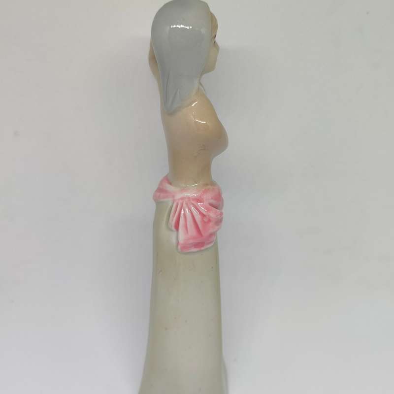 Peasant woman ceramic/porcelain figurine