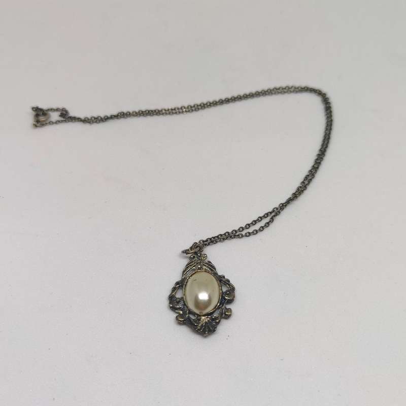Silvertone metal necklace and pendant
