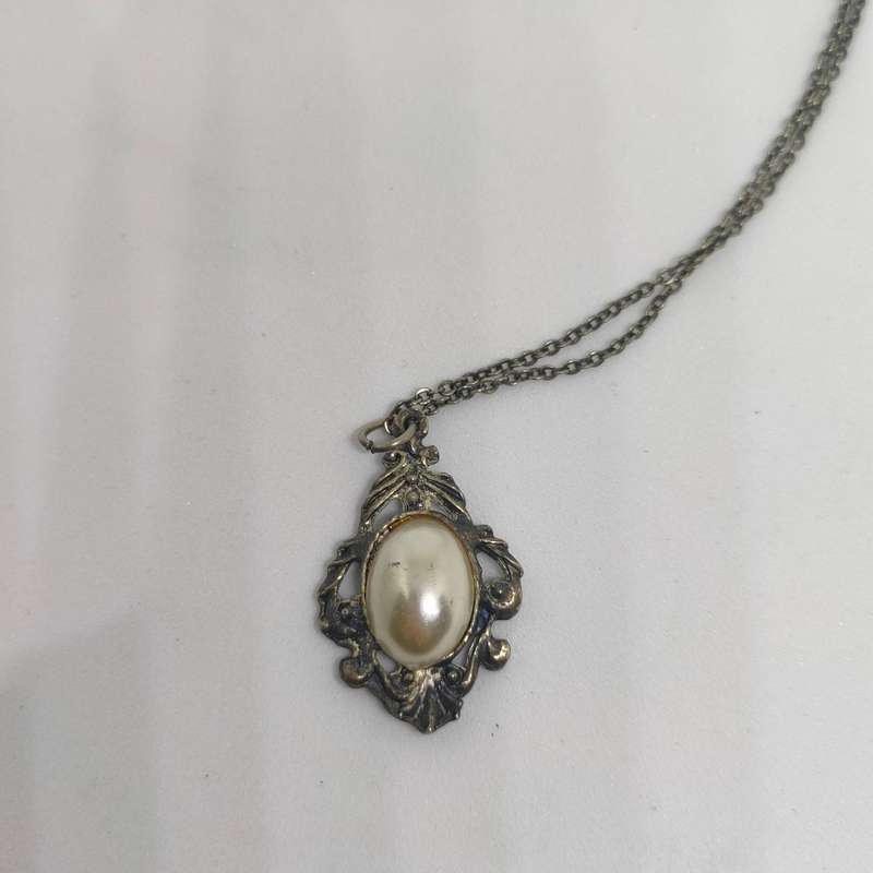 Silvertone metal necklace and pendant