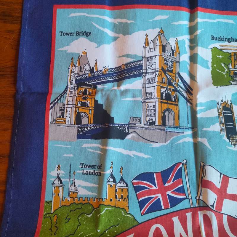 Beautiful vintage London souvenir tea towel