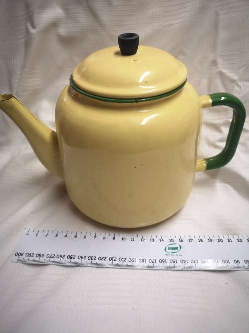 Vintage enamel tea/coffee pot (kettle) . In good condition