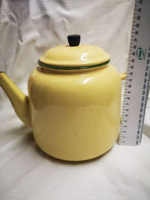 Vintage enamel tea/coffee pot (kettle) . In good condition