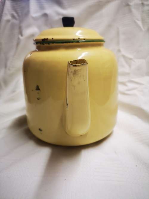 Vintage enamel tea/coffee pot (kettle) . In good condition