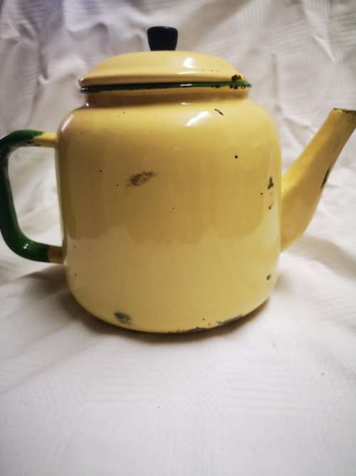 Vintage enamel tea/coffee pot (kettle) . In good condition