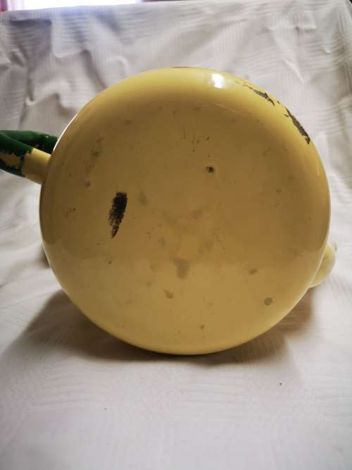 Vintage enamel tea/coffee pot (kettle) . In good condition