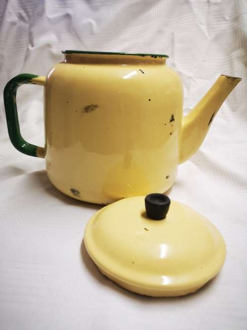 Vintage enamel tea/coffee pot (kettle) . In good condition