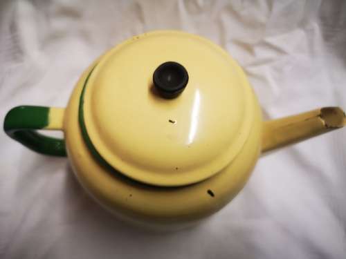 Vintage enamel tea/coffee pot (kettle) . In good condition