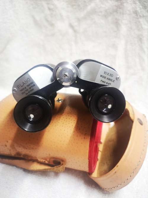 Vintage Plano binoculars 10x30 in original casing.