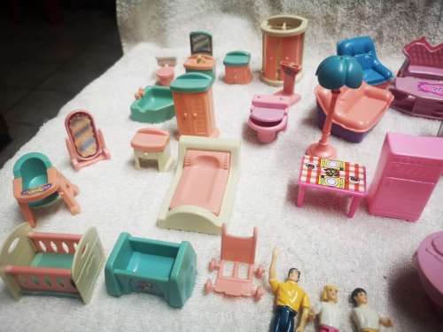 Big lot vintage plastic doll house furniture with miniature dolls included.