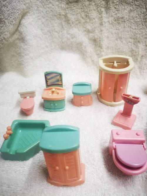 Big lot vintage plastic doll house furniture with miniature dolls included.