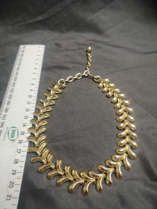 On R1 auction!! Stunning vintage leaf link choker necklace