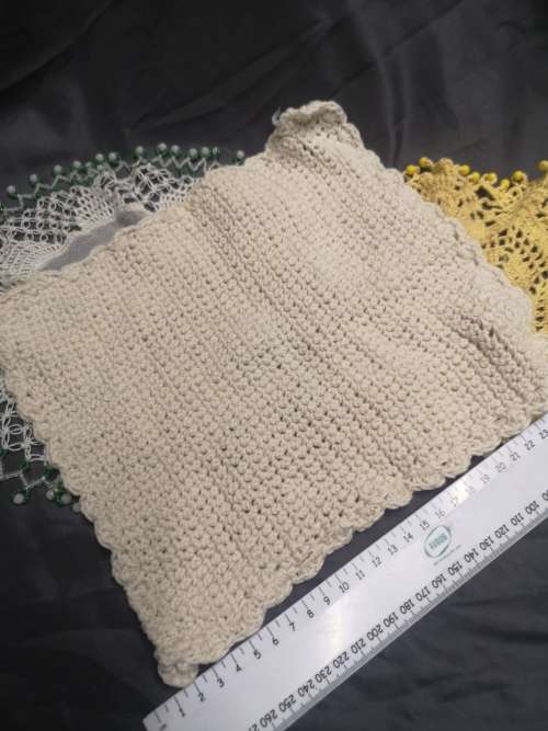Lot of 9 vintage doilies / lappies. On R1 auction.