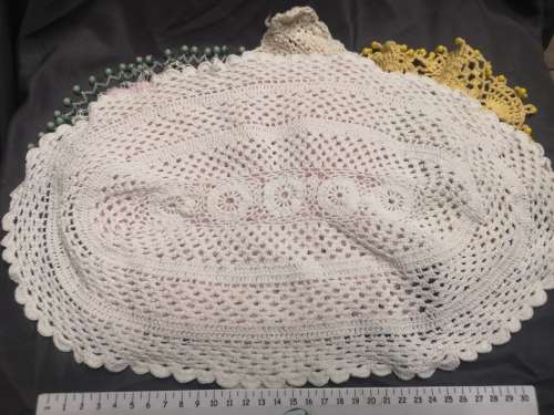 Lot of 9 vintage doilies / lappies. On R1 auction.