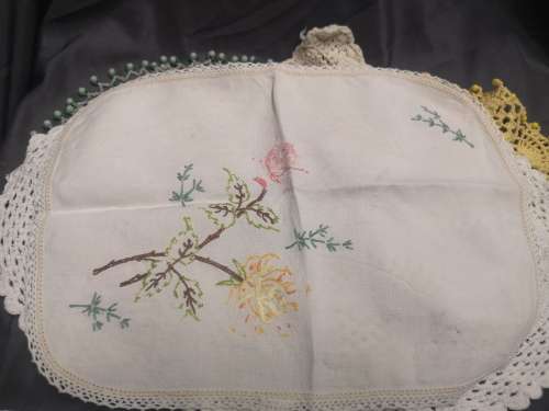 Lot of 9 vintage doilies / lappies. On R1 auction.