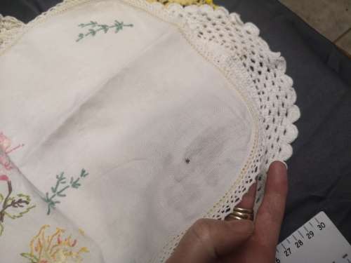 Lot of 9 vintage doilies / lappies. On R1 auction.