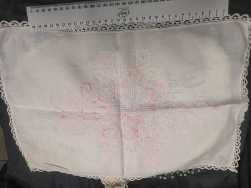 Lot of 9 vintage doilies / lappies. On R1 auction.