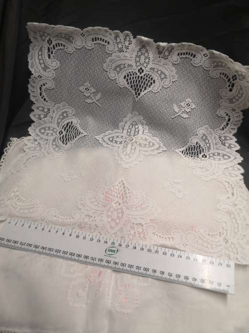 Lot of 9 vintage doilies / lappies. On R1 auction.
