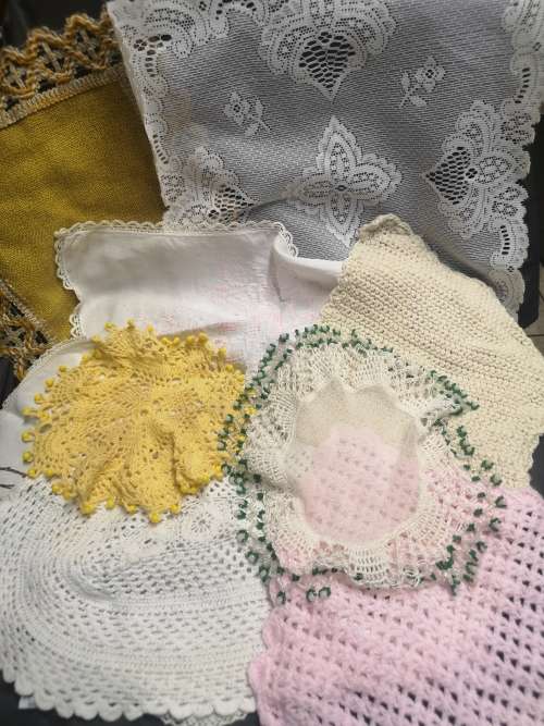 Lot of 9 vintage doilies / lappies. On R1 auction.