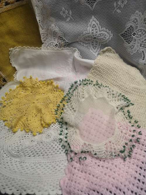 Lot of 9 vintage doilies / lappies. On R1 auction.