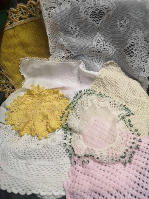 Lot of 9 vintage doilies / lappies. On R1 auction.