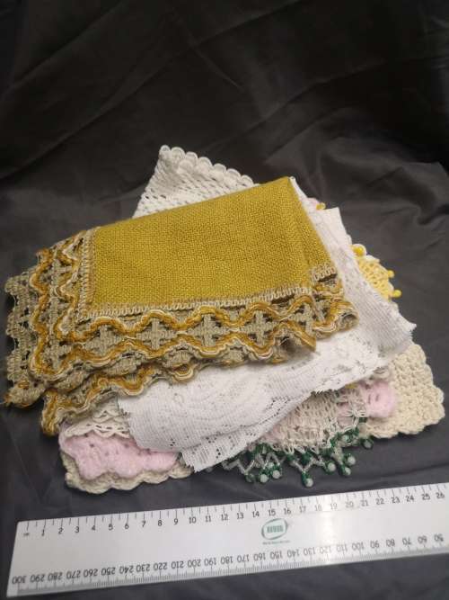 Lot of 9 vintage doilies / lappies. On R1 auction.