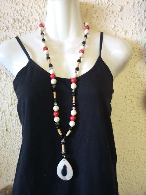 Stunning bead necklace with shell like pendant