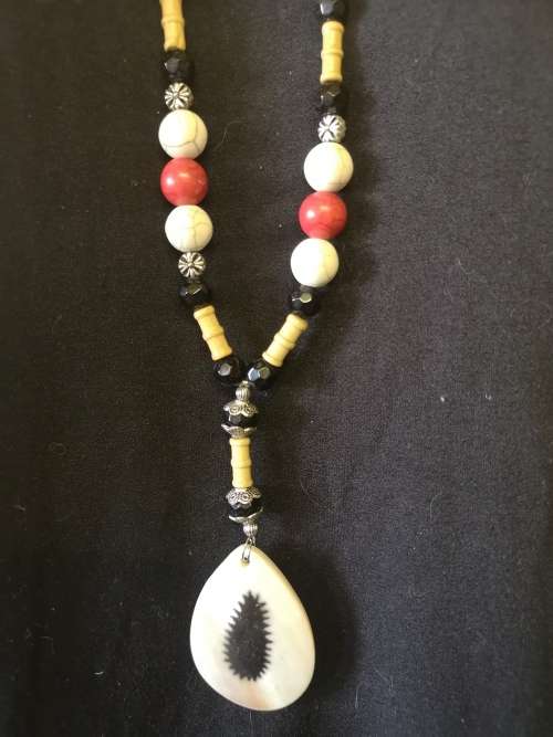 Stunning bead necklace with shell like pendant