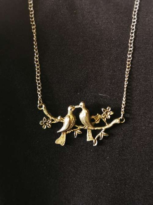 Truly stunning necklace with two birds as pendant