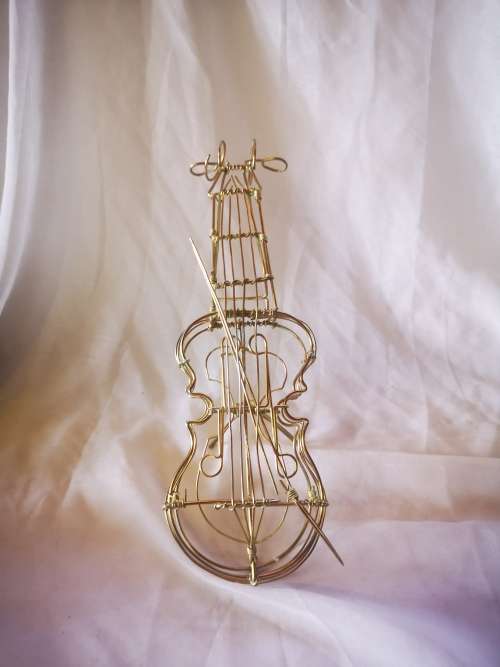 A gorgeous wire Cello ornament. In excellent condition.