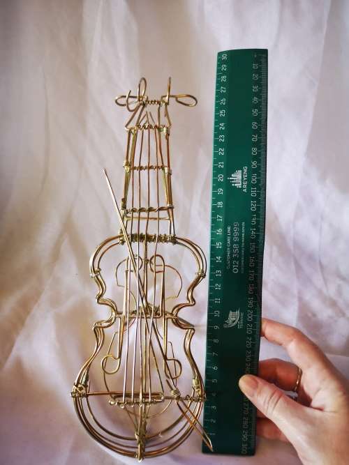 A gorgeous wire Cello ornament. In excellent condition.