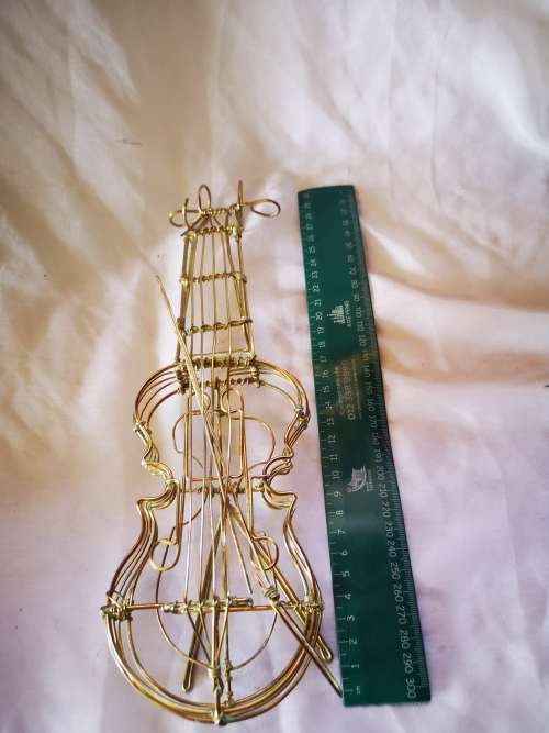 A gorgeous wire Cello ornament. In excellent condition.