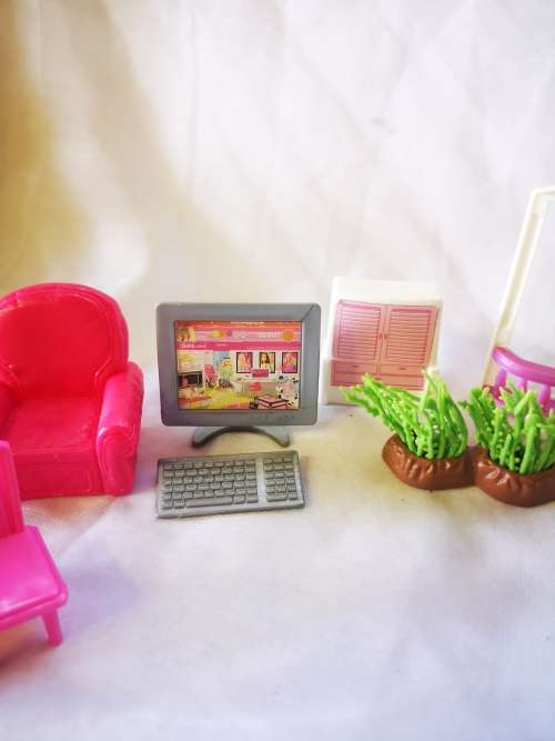 Nice lot of Barbie like furniture on R1 auction!