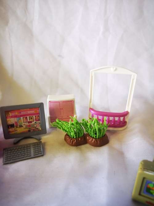 Nice lot of Barbie like furniture on R1 auction!