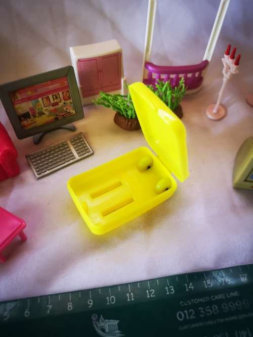 Nice lot of Barbie like furniture on R1 auction!