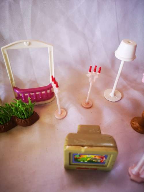 Nice lot of Barbie like furniture on R1 auction!