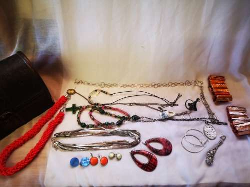 Stunning big vintage looking jewelry chest with a lot of costume jewelry - all for 1 bid!