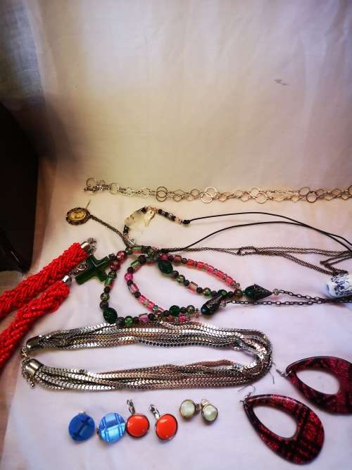 Stunning big vintage looking jewelry chest with a lot of costume jewelry - all for 1 bid!