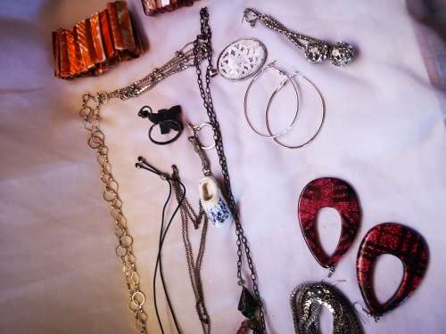 Stunning big vintage looking jewelry chest with a lot of costume jewelry - all for 1 bid!