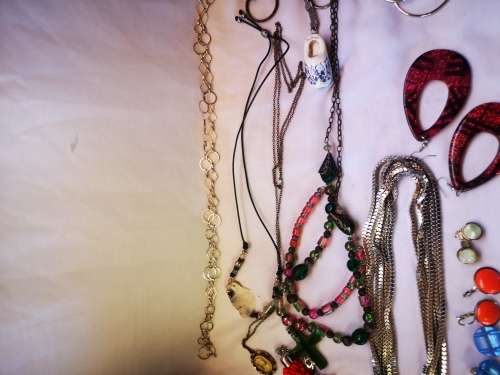 Stunning big vintage looking jewelry chest with a lot of costume jewelry - all for 1 bid!