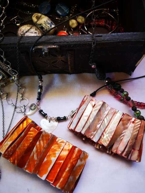 Stunning big vintage looking jewelry chest with a lot of costume jewelry - all for 1 bid!