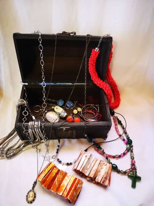 Stunning big vintage looking jewelry chest with a lot of costume jewelry - all for 1 bid!