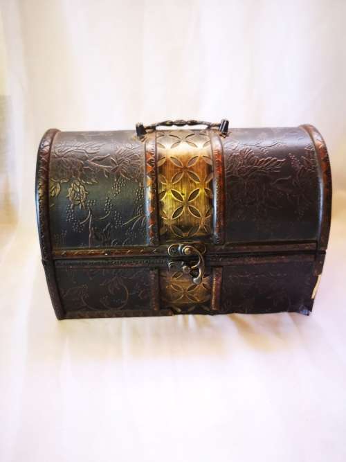 Stunning big vintage looking jewelry chest with a lot of costume jewelry - all for 1 bid!