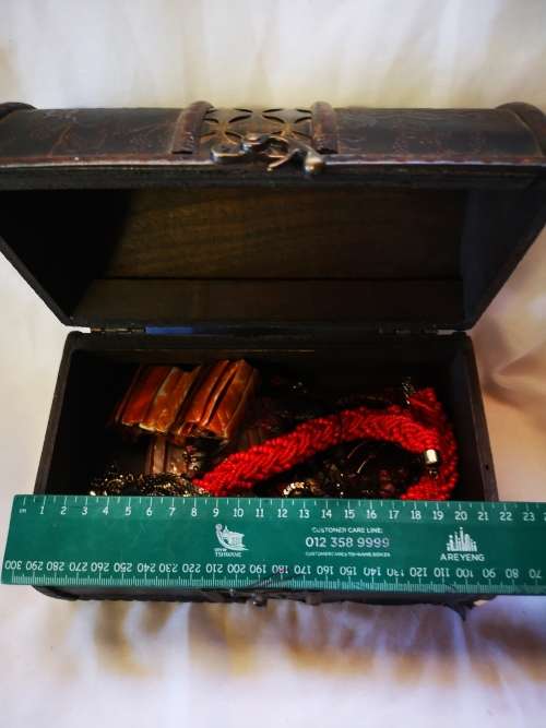 Stunning big vintage looking jewelry chest with a lot of costume jewelry - all for 1 bid!