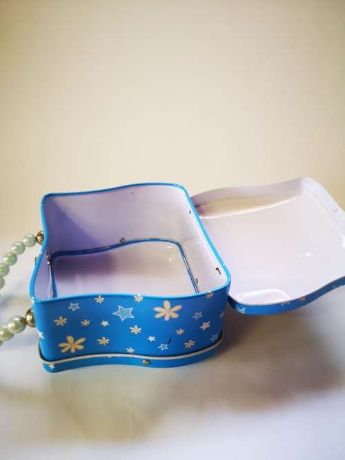 Cutest little tin Winnie the Pooh handbag/savings purse