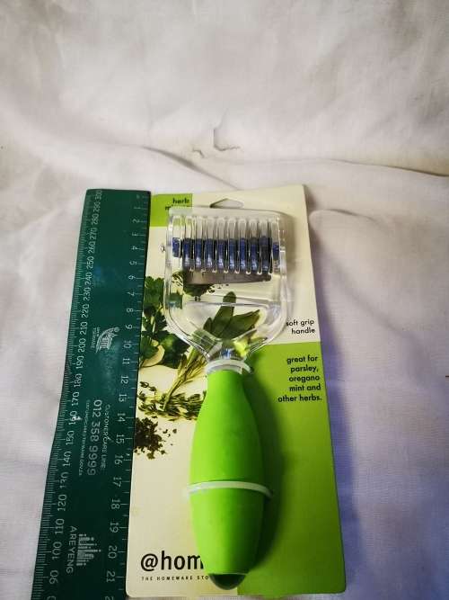 Sealed herb mincer